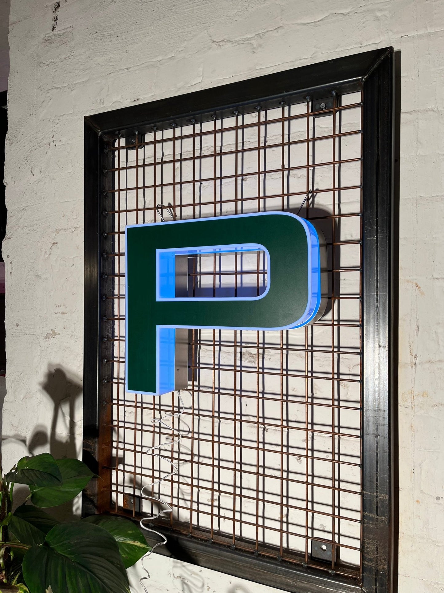 Buchstabe P – Vintage Leuchtbuchstabe aus Metall - goodoldletters