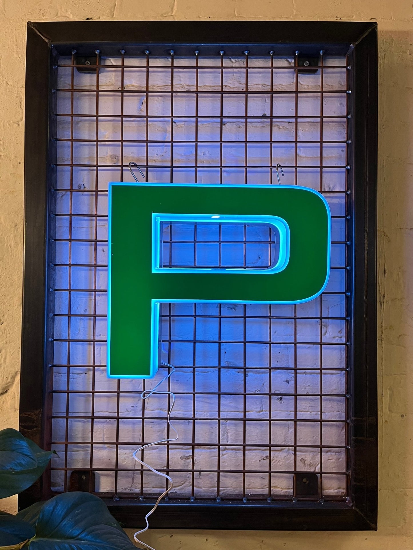 Buchstabe P – Vintage Leuchtbuchstabe aus Metall - goodoldletters