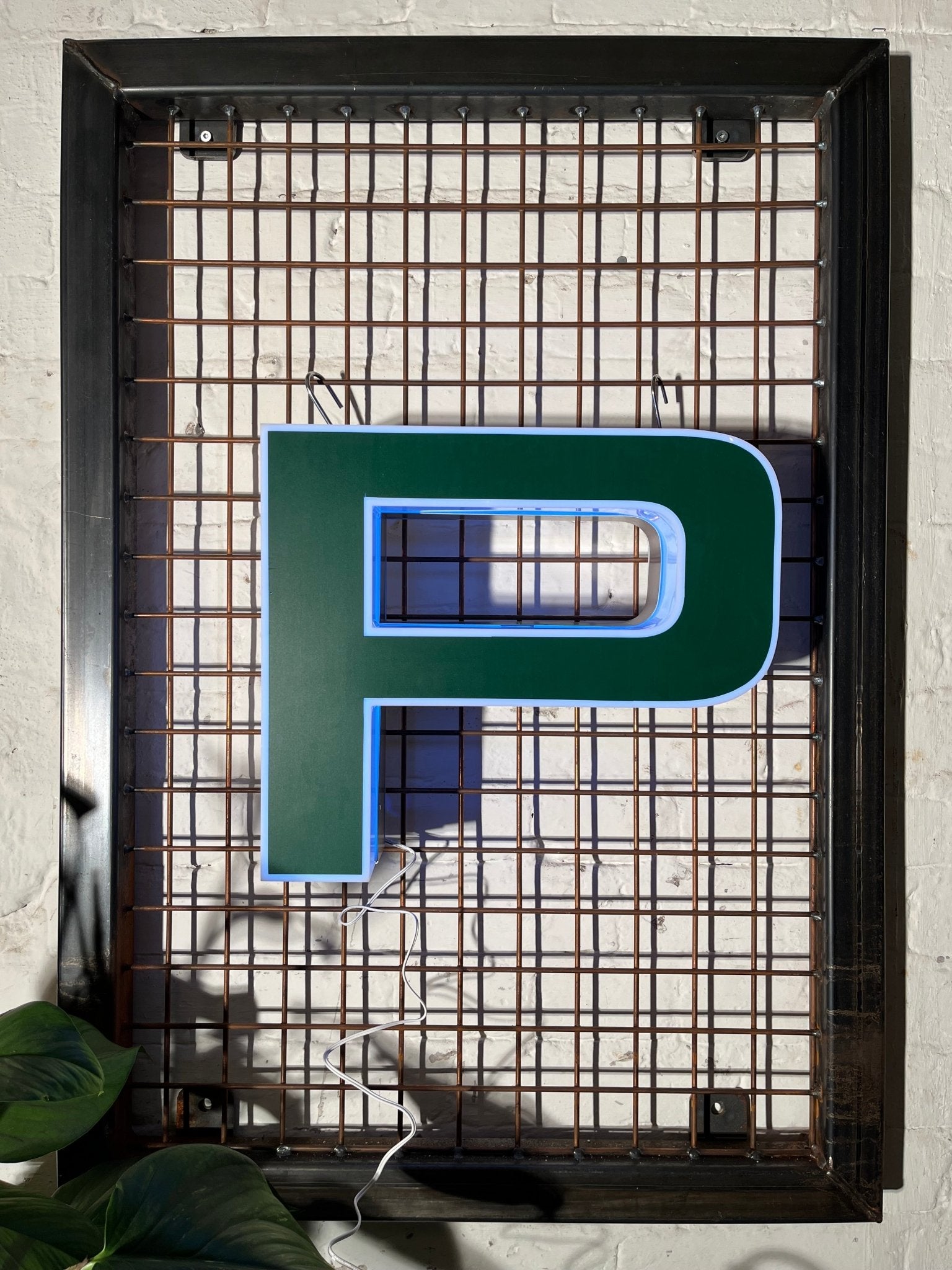 Buchstabe P – Vintage Leuchtbuchstabe aus Metall - goodoldletters