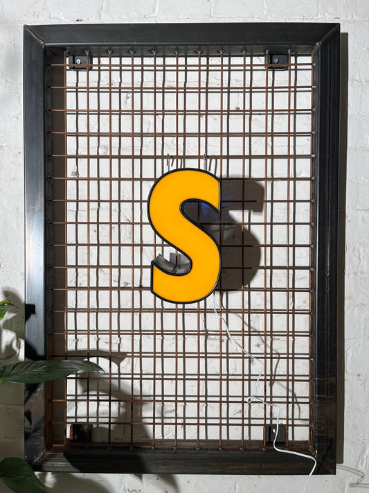 Buchstabe S – Vintage Leuchtbuchstabe aus Metall - goodoldletters