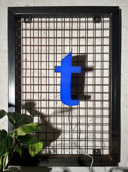 Buchstabe T – Vintage Leuchtbuchstabe aus Metall - goodoldletters