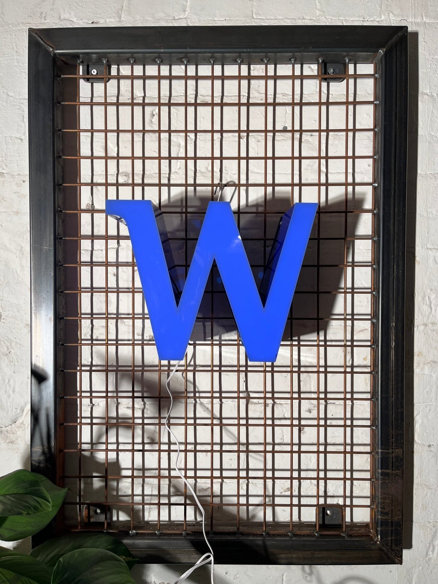 Buchstabe W – Vintage Leuchtbuchstabe aus Metall - goodoldletters