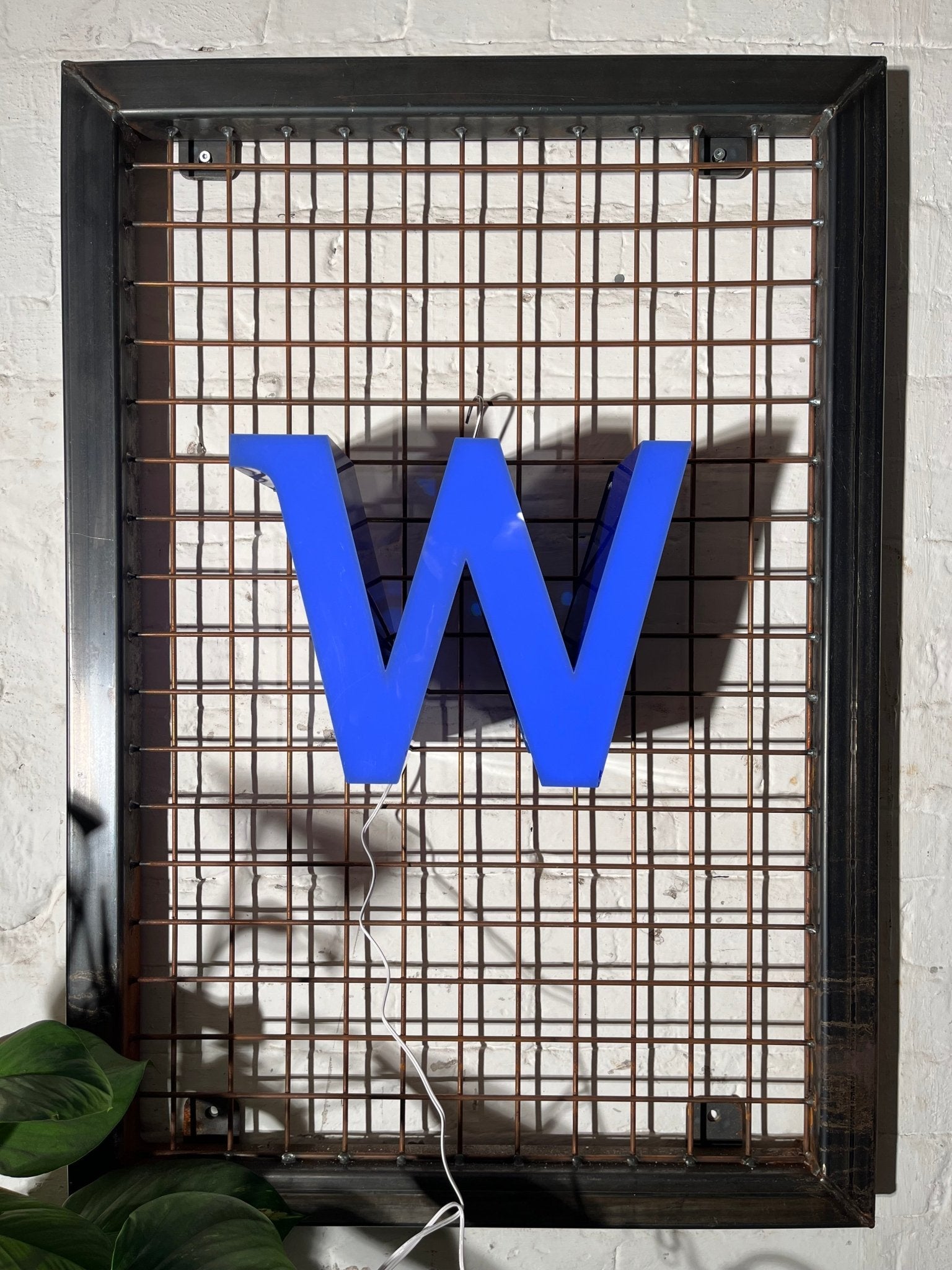 Buchstabe W – Vintage Leuchtbuchstabe aus Metall - goodoldletters