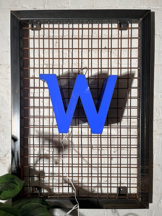 Buchstabe W – Vintage Leuchtbuchstabe aus Metall - goodoldletters