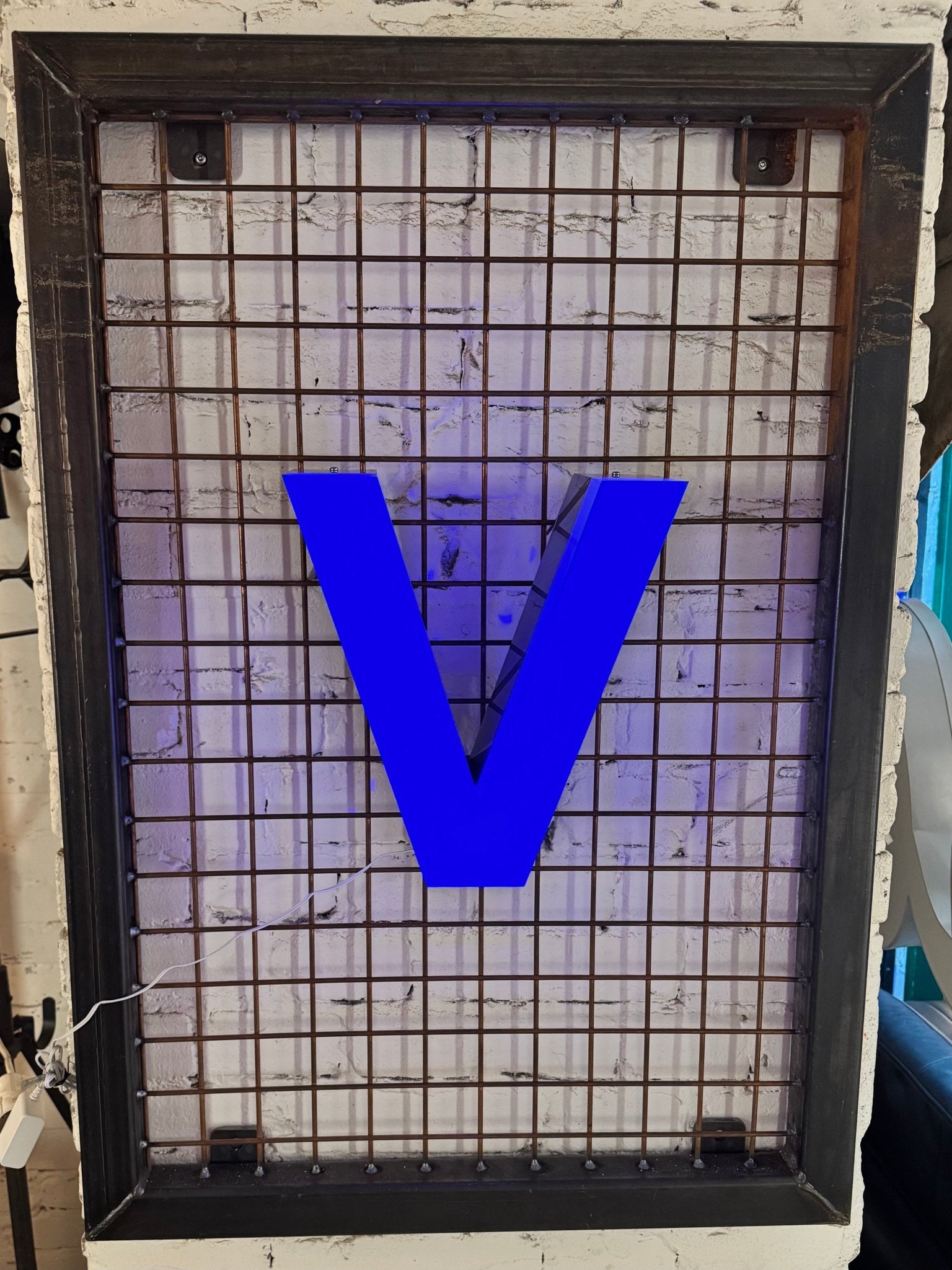 Vintage Leuchtbuchstabe V– Original aus alter Leuchtreklame - goodoldletters